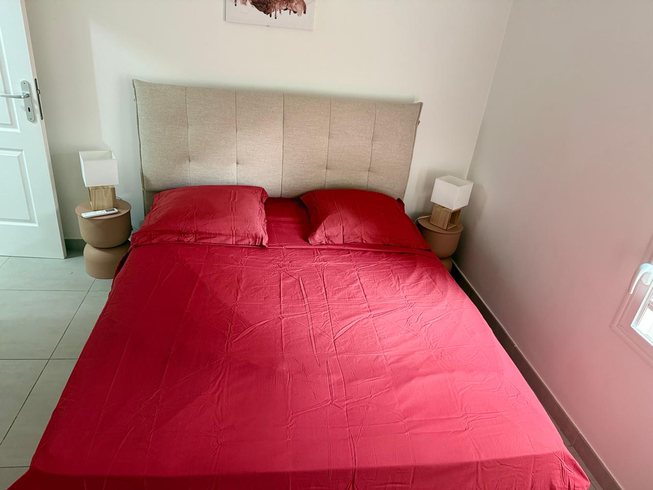 Chambre climatisée avec lit queen size