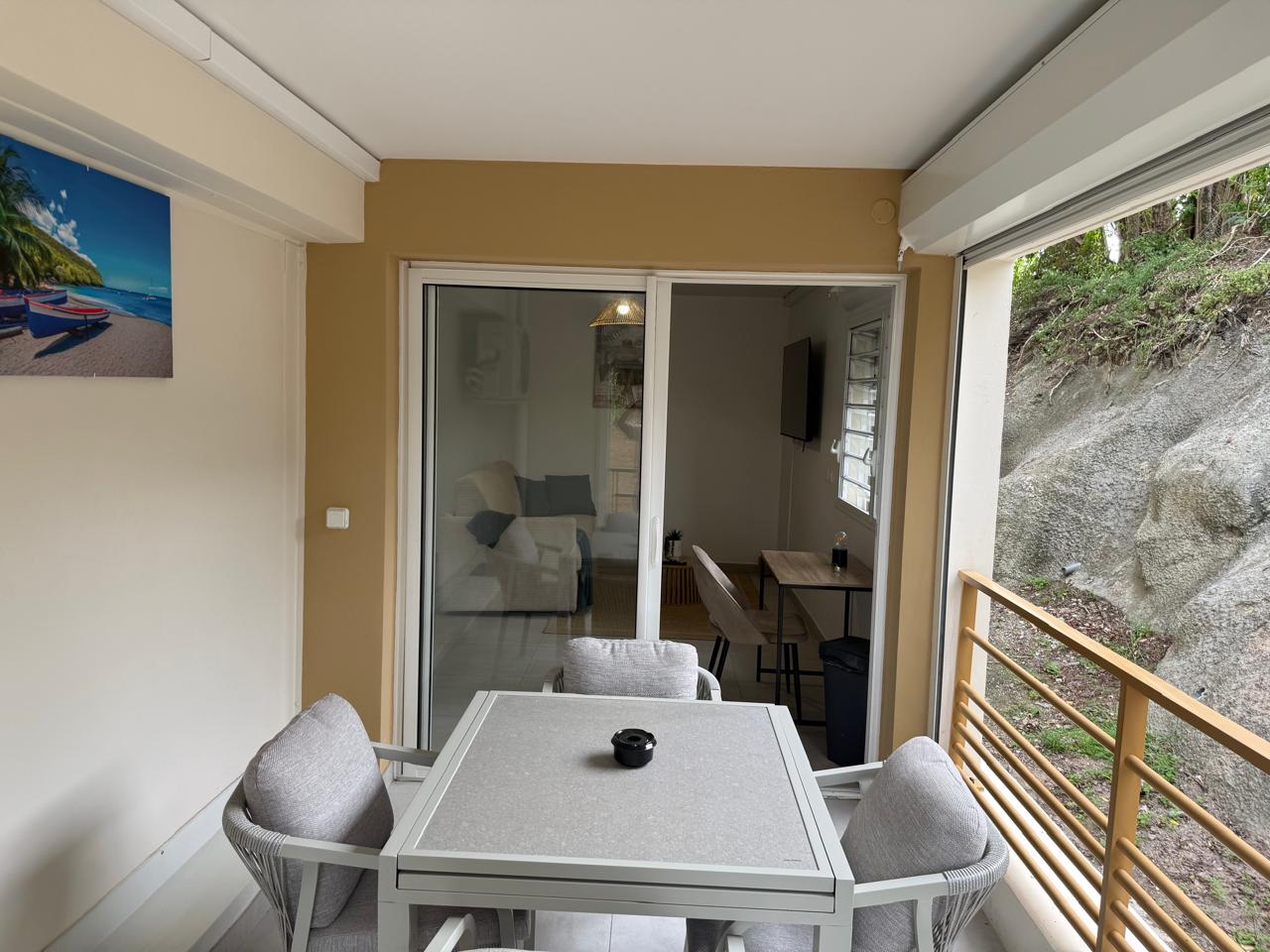 Séjour ouvert sur la terrasse privée